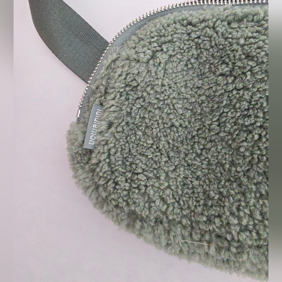 Lululemon Everywhere Belt Bag Fleece Large 2L Light Green Sherpa Fannypack - Picture 5 of 12
